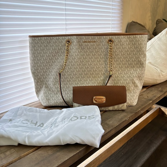 Michael Kors purse - Picture 1 of 8